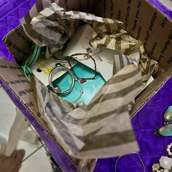 💥VINTAGE💥Jewelry Lot (6) Six Pounds Box - Picture 10 of 11